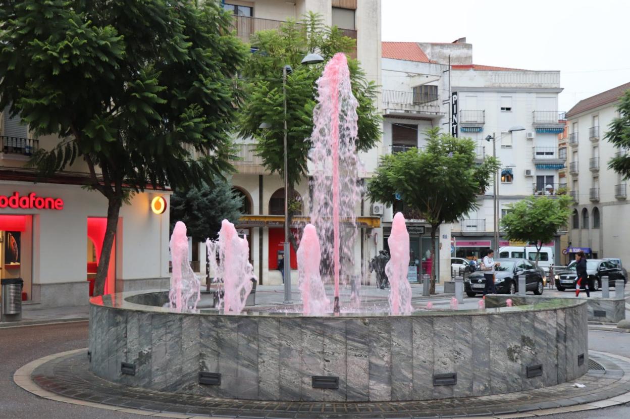 Las fuentes se tiñen de rosa para apoyar la lucha contra el cáncer