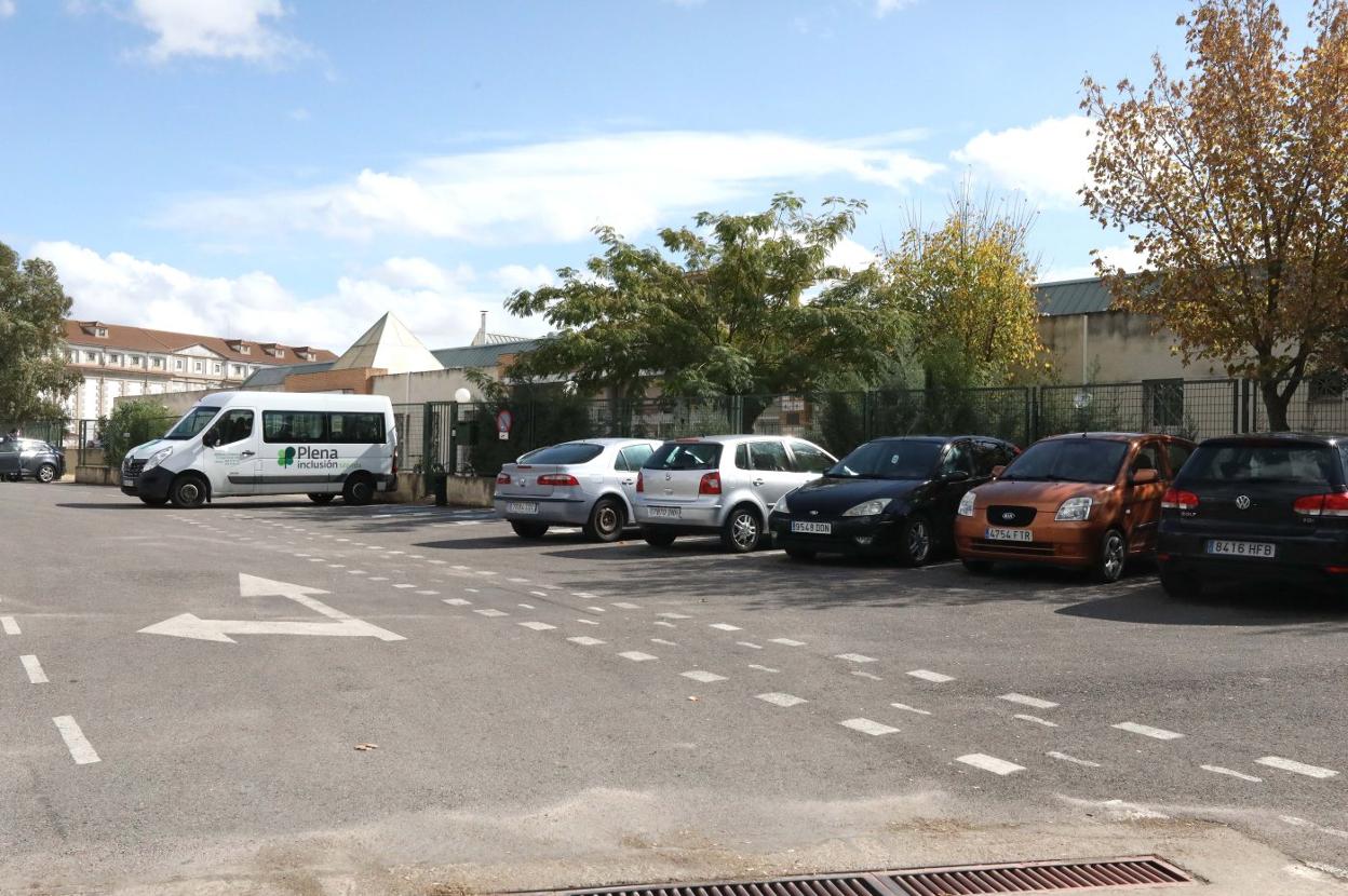 Zona de aparcamiento de las instalaciones de Plena Inclusión de Mérida. 