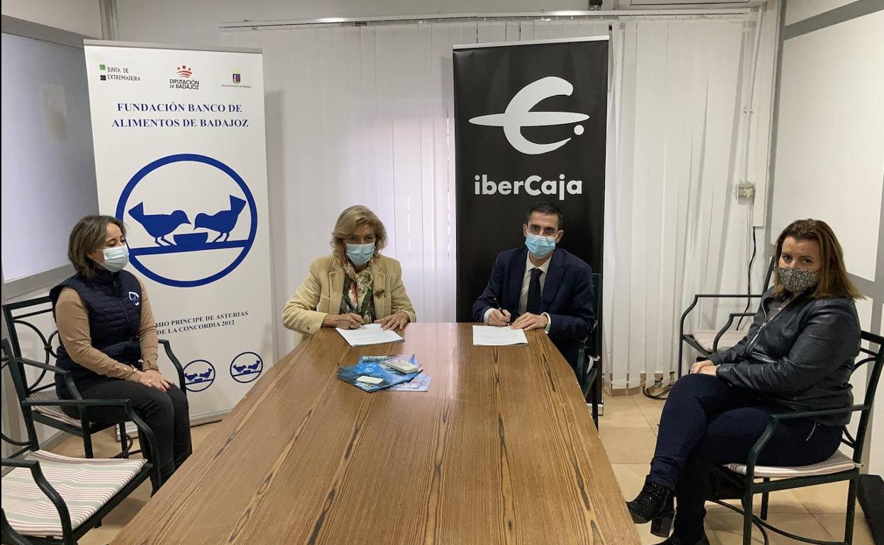 Los empleados de Ibercaja y la Fundación del Banco donan 6.000 euros el Banco de Alimentos