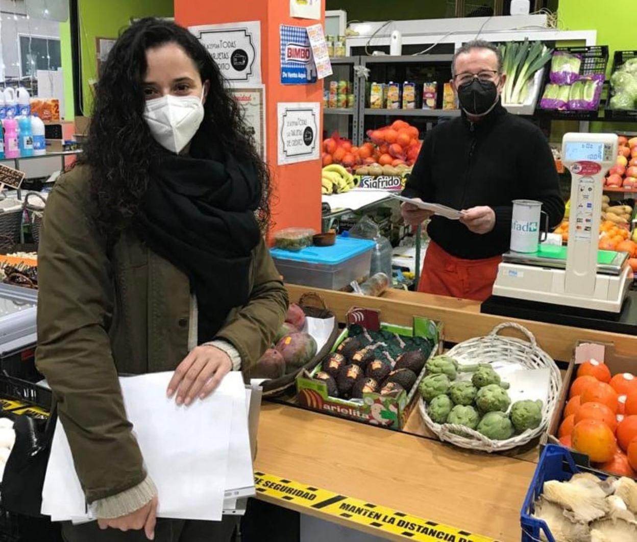 La frutería Joaquín de Don Benito colabora con una hucha. 