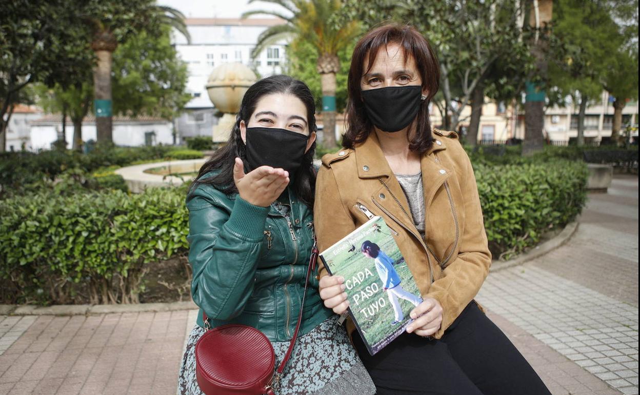 Laura y Estrella junto al libro en el que se recoge la experiencia vital con el autismo. 