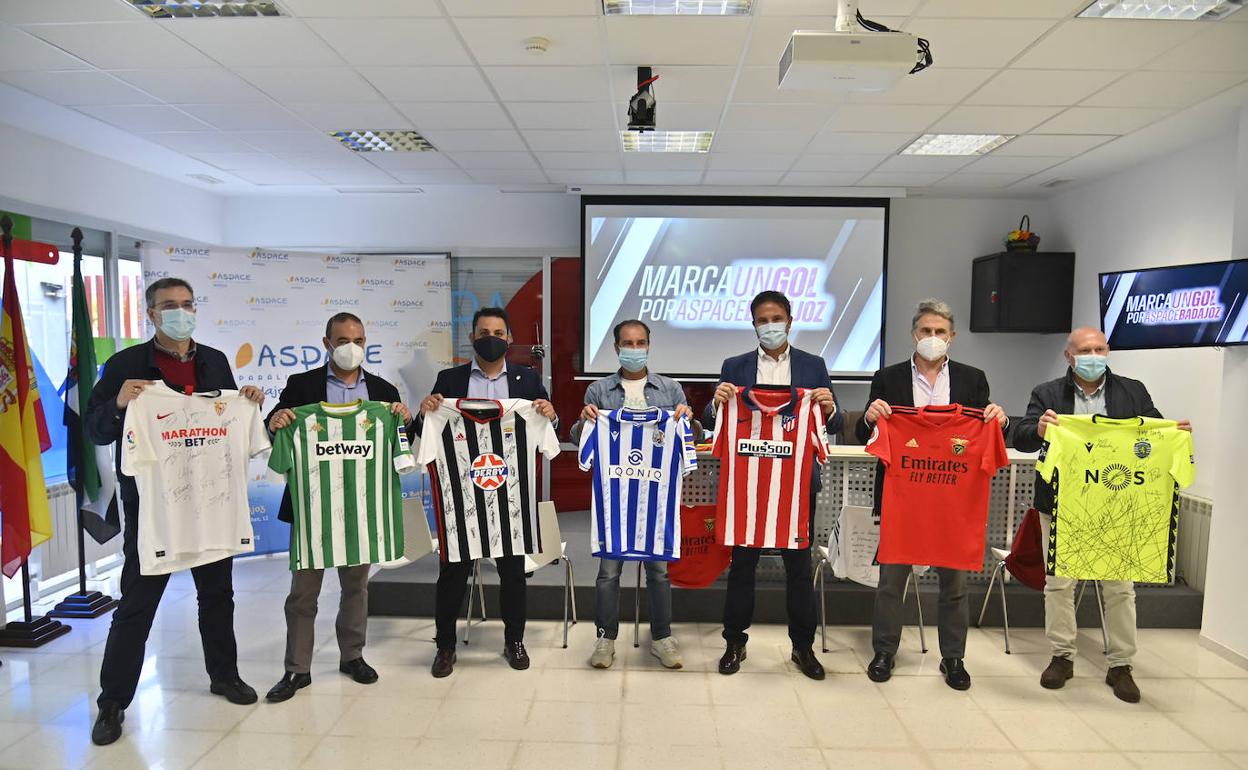 Veteranos y representantes del club y de Aspace con algunas de las camisetas que se sortean. 