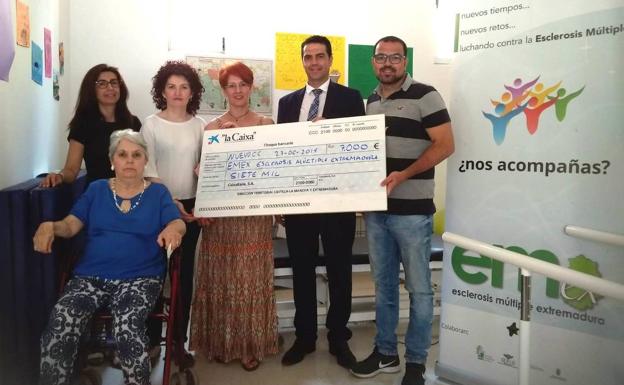La asociación recibiendo un cheque de Fundación La Caixa. 