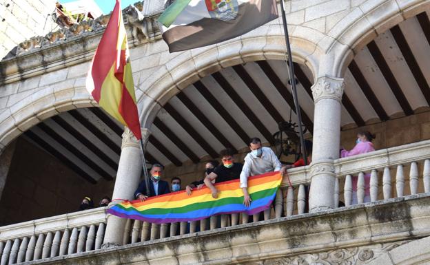 Extendiendo la bandera arcoíris en Plasencia. 