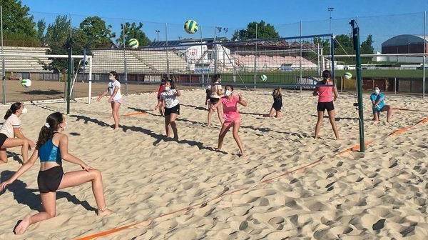 Equipos femeninos de la Asociación Deportiva Voleibol Miajadas 