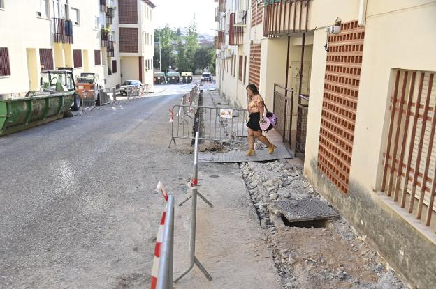 Obras de ampliación de acerado en la calle El Mimbrero, en Antonio Domínguez. 