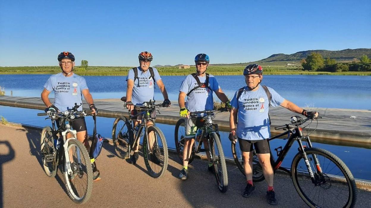 Los cuatro amigos ciclistas que parten mañana de Valdetorres. 