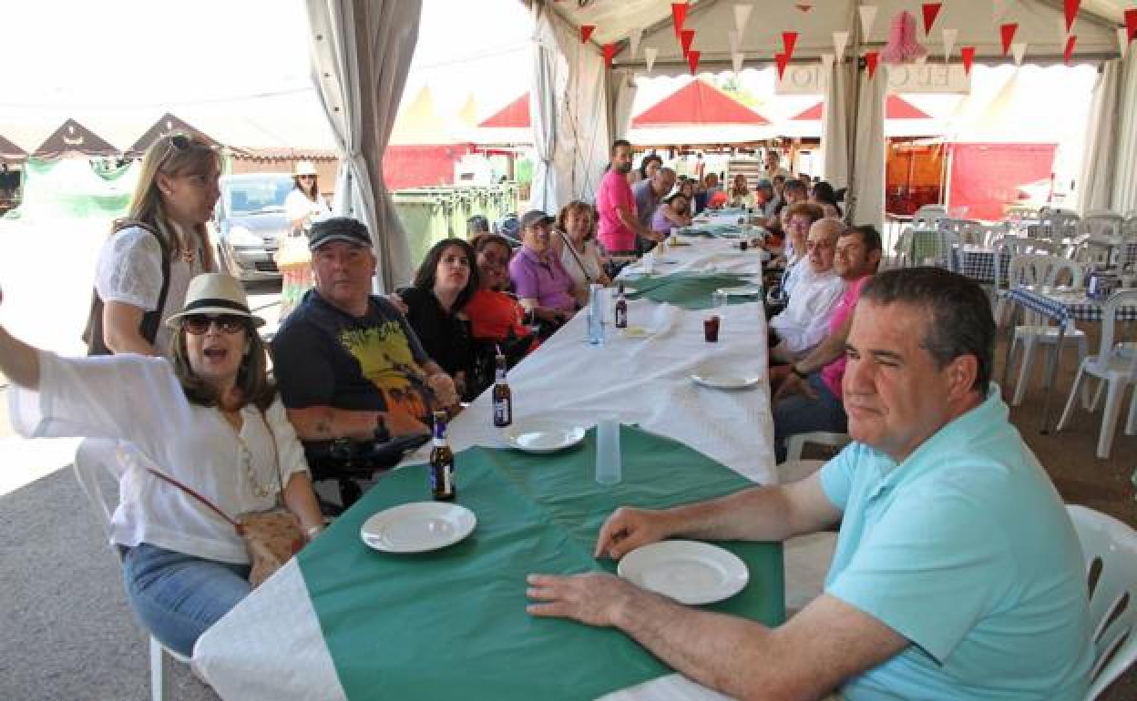 Usuarios y trabajadores de Cocemfe, de comida en la Feria de Cáceres. 