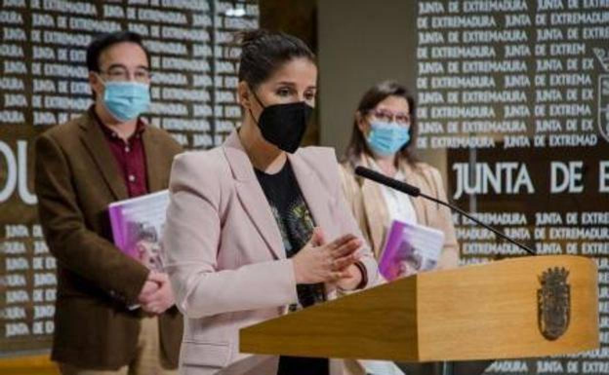 La consejera de Igualdad, Isabel Gil Rosiña, en la presentación del informe elaborado por Cermi