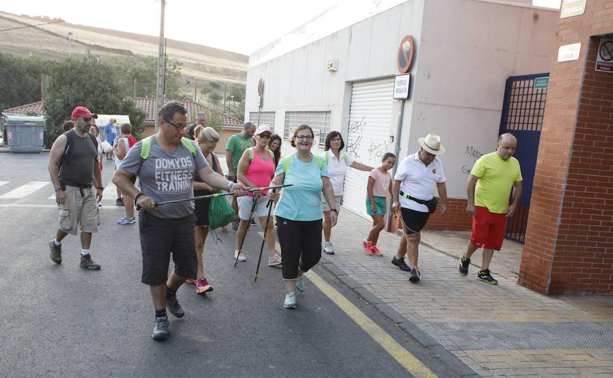 Vecinos haciendo una ruta senderista 