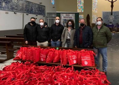 Imagen secundaria 1 - Las entidades CETEX, Cáritas Diocesana Mérida- Badajoz, junto a Coca-Cola, reparten 1000 comidas de Navidad en Badajoz