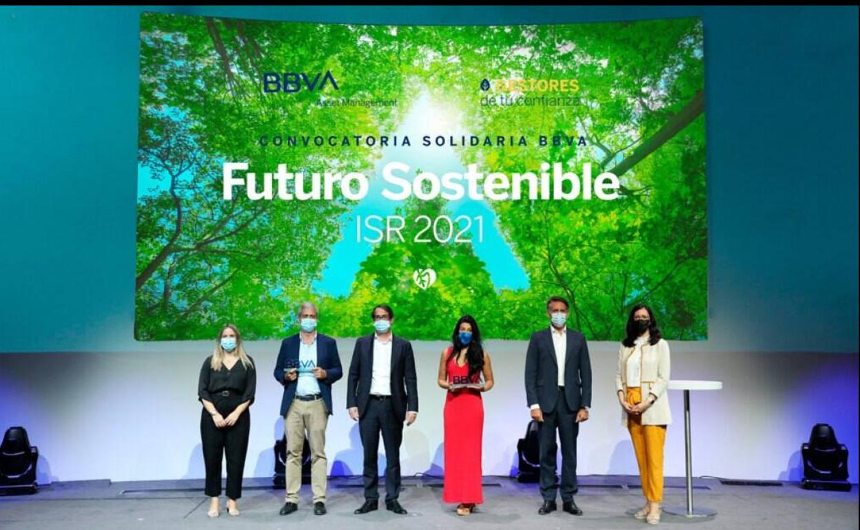 De izquierda a derecha: Andrea González González, subdirectora general de Spainsif; Rafael Herráiz, director general de la asociación Cooperación Internacional; Peio Belausteguigoitia, country manager BBVA España; Alba Rodriguez, directora general de la asociación NUPA; Luis Megías, director, consejero delegado BBVA Asset Management y Ana Belén García Chamorro, directora de innovación de producto en BBVA AM.