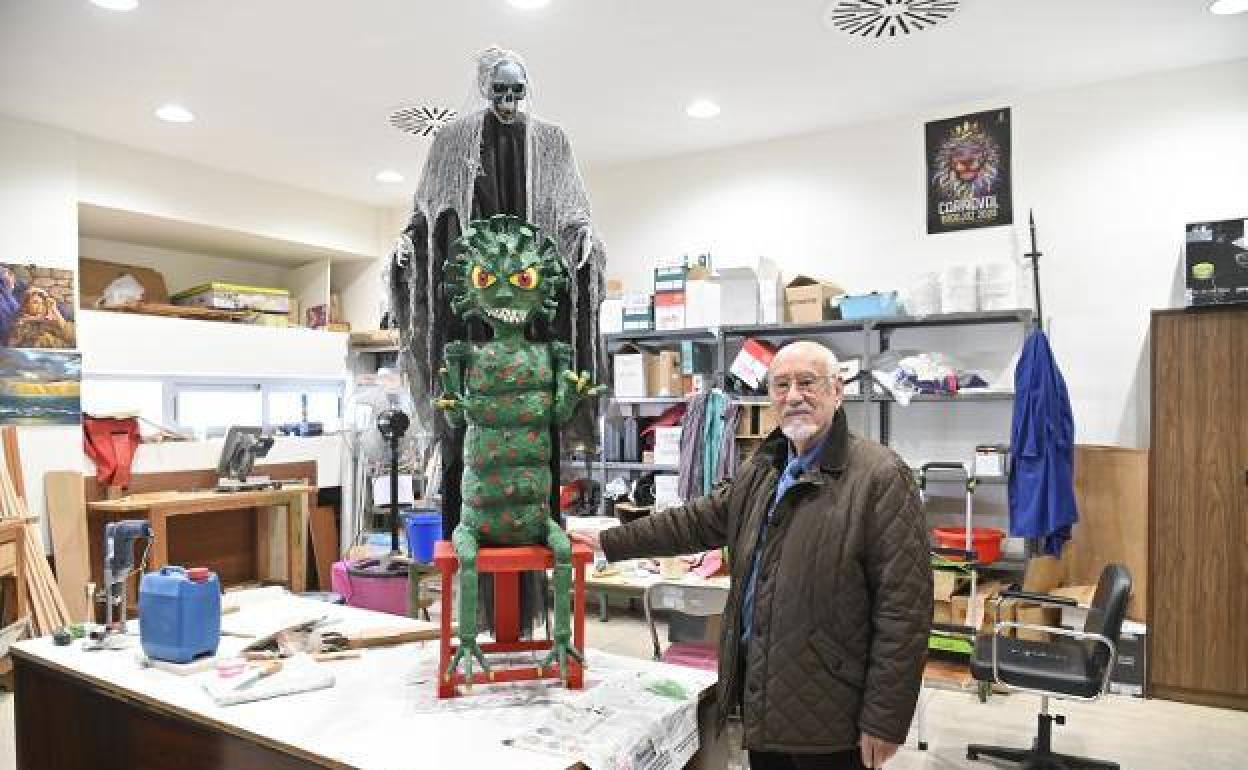 José Manuel Garófano con el marimanta que arderá este año.