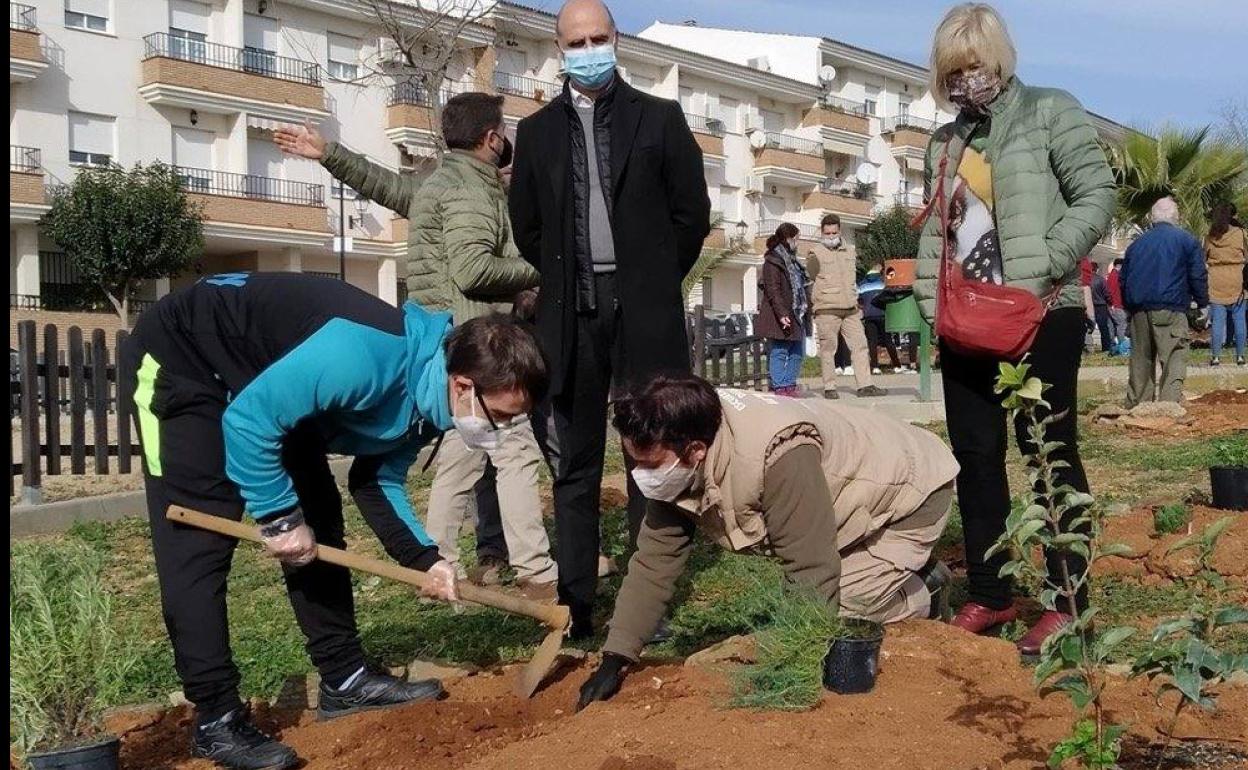 Participantes en la actividad de la siembra solidaria de árboles. 
