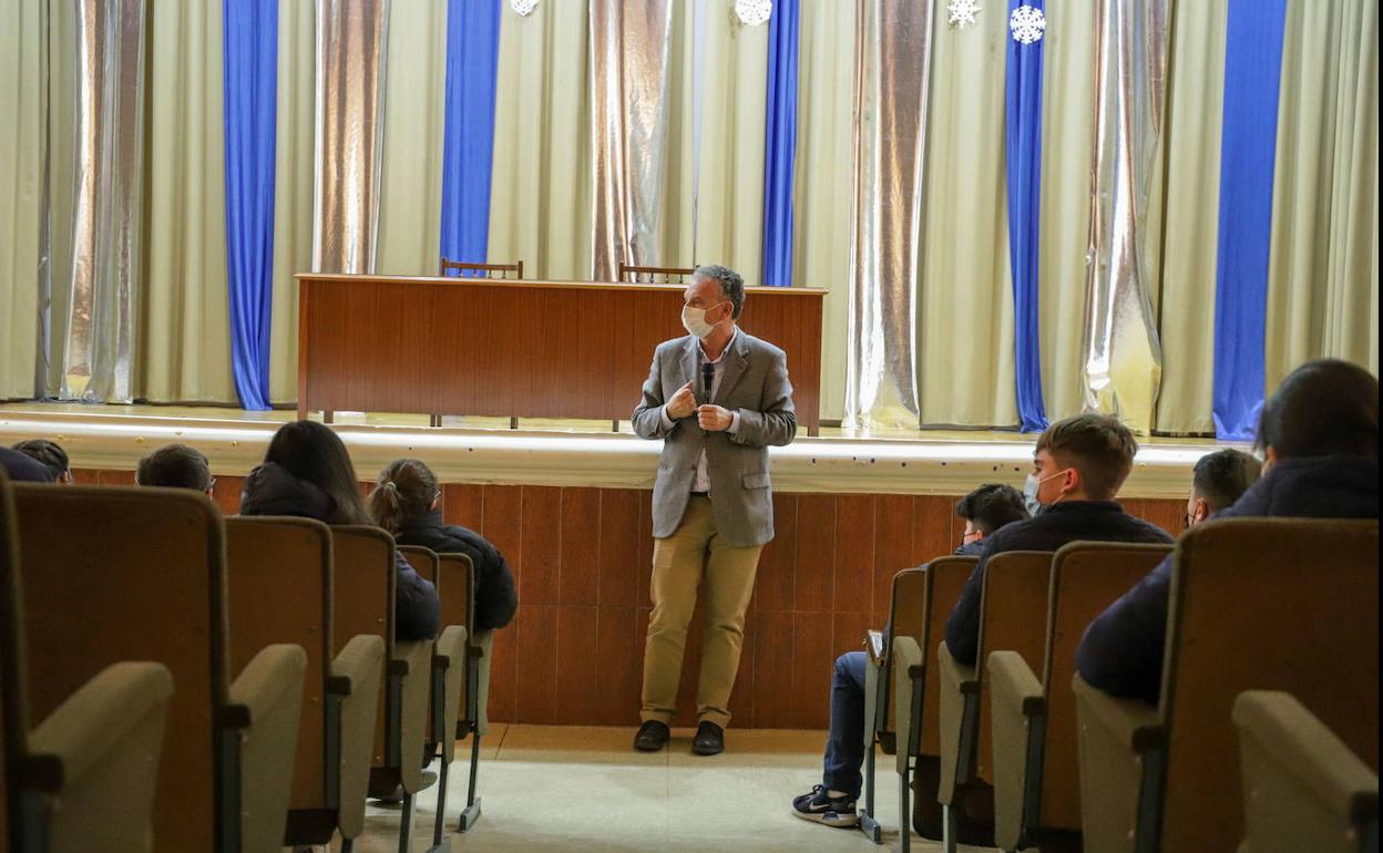 El alcalde de Don Benito, José Luis Quintana, en uno de los actos de la campaña de la fusón entre ambas localidades. 