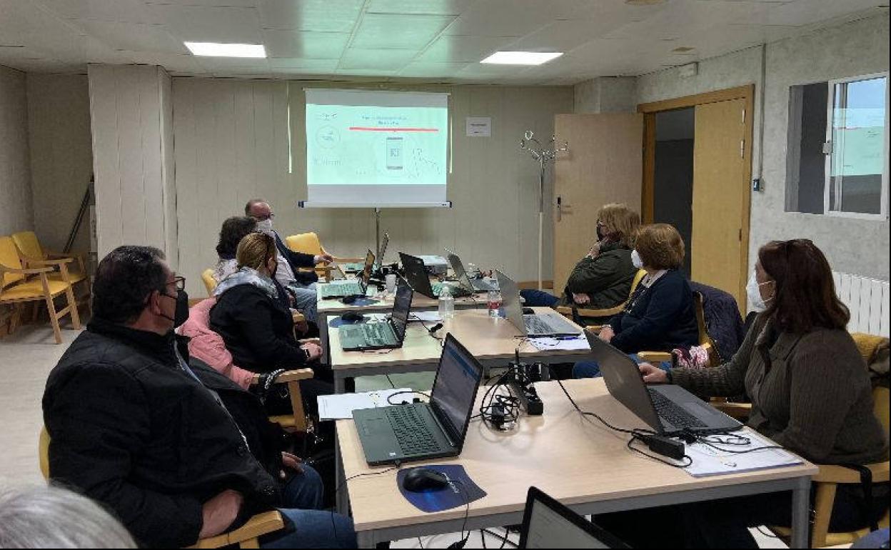 Asistentes al curso de alfabetización digital y tecnológica 