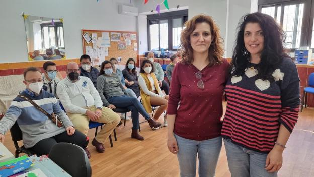 Cristina García y Patricia López, en primer término, en la reunión del pasado jueves en Afadiscop. 