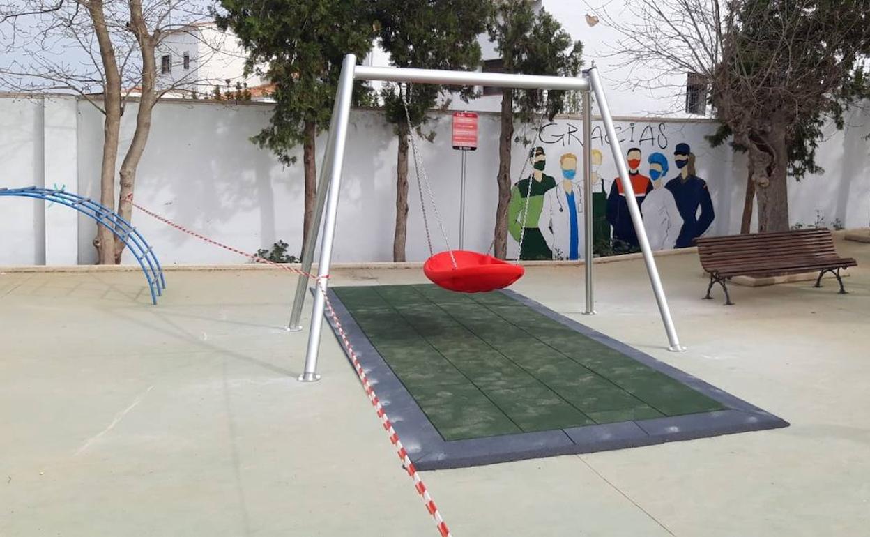 Uno de los columpios inclusivos instalados en la provincia en 2021 