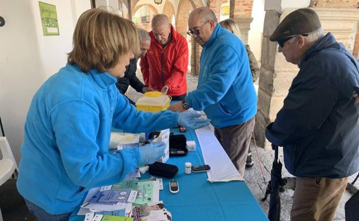 La Asocaición de Diabétios haciendo análisis de azúcar en 2019 