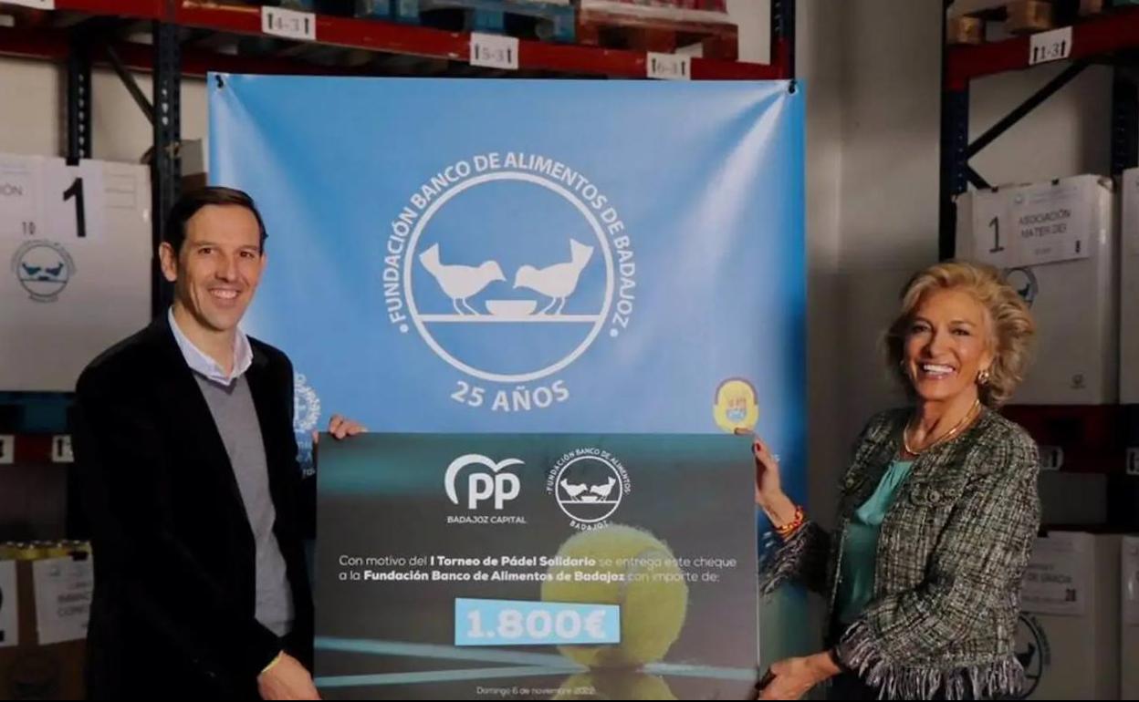 El PP de Badajoz entrega el cheque al Banco de Alimentos 