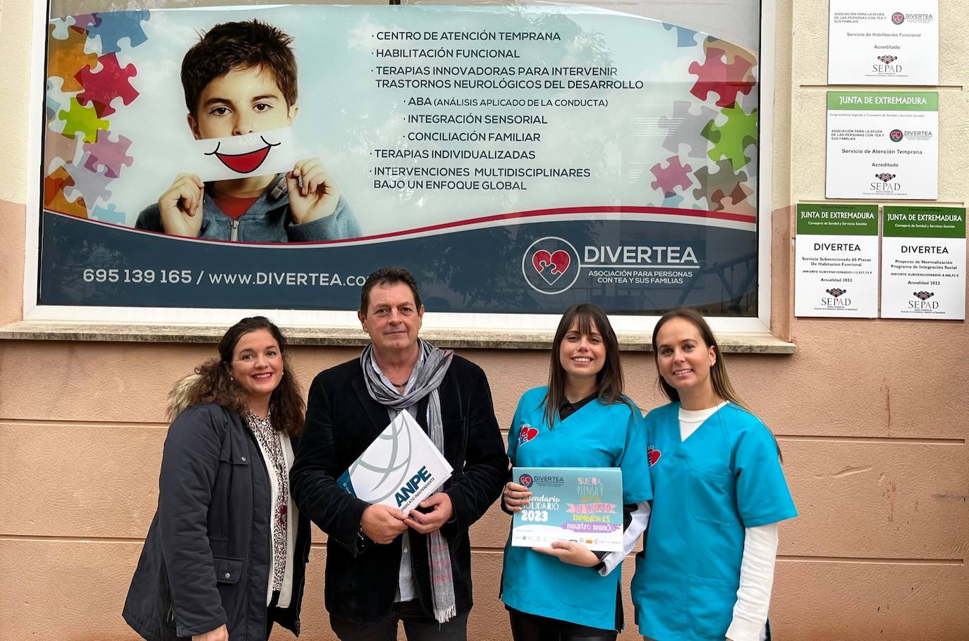  El presidente de ANPE Cáceres, Saturnino Acosta, con la presidenta de Divertea, Rosa Simón, y dos profesionales del equipo de Diverte. a