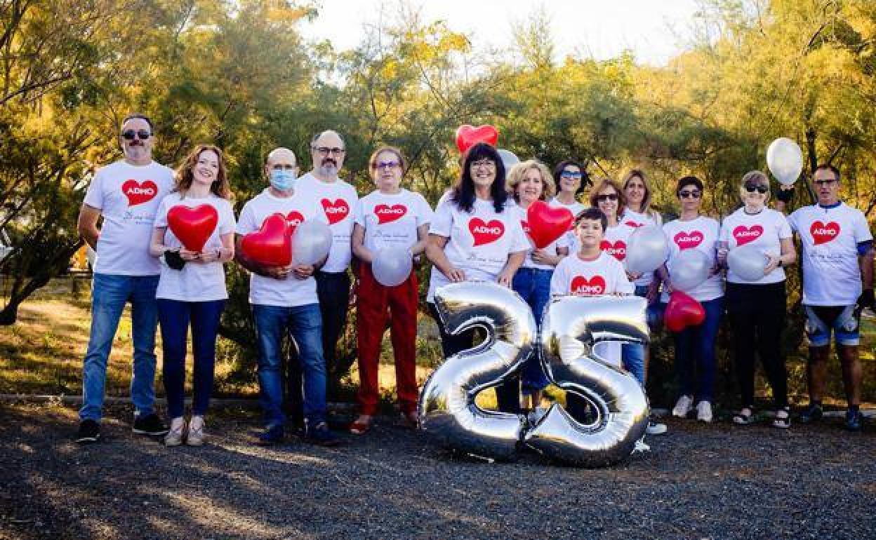 Miembros de ADMO, en una imagen para conmemorar el 25 cumpleaños de la entidad. 