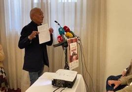 El delegado del Gobierno en Extremadura, Francisco Mendoza, muestra su declaración de la Renta con la casilla 106 marcada.
