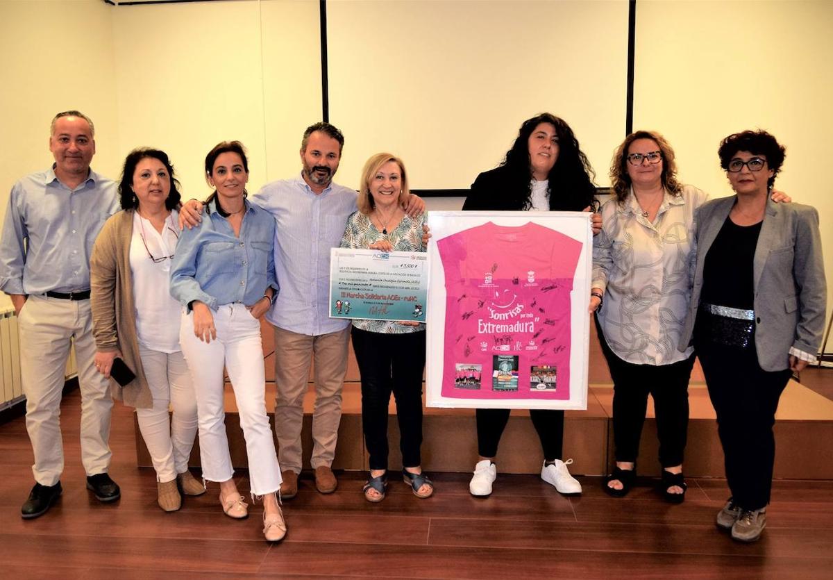 La residencia Hernán Cortés entrega a la Asociación Oncológica un cheque con lo recaudado en la III Marcha Solidaria