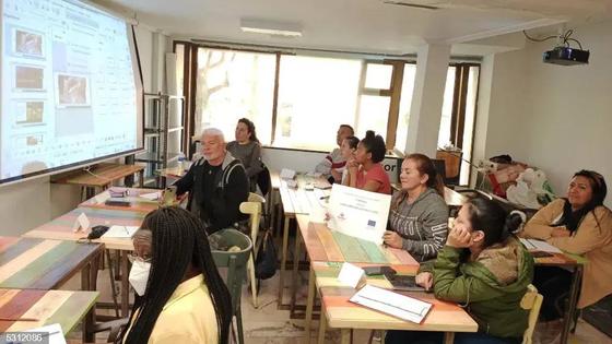 Personas en riesgo de exclusión se forman en hostelería y cocina en un curso de Cáritas en Cáceres