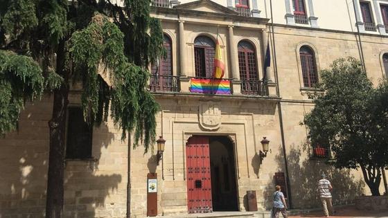 Apamex traslada a la alcaldesa de Trujillo la propuesta de intervención para la rampa de acceso al edificio del ayuntamiento
