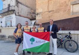 Rafael Mateos, alcalde de Cáceres, junto a los integrantes del proyecto