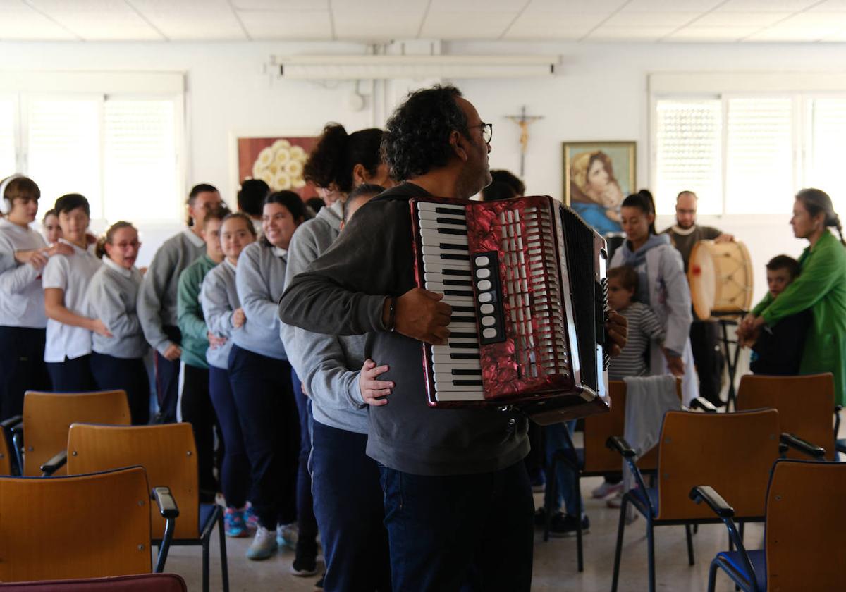 'Música a flor de piel', de la Obra Social de Abanca, lleva actuaciones a centros de educación especial extremeños
