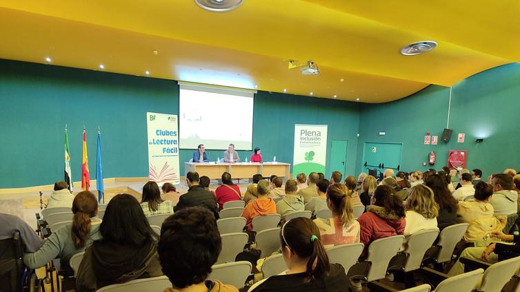 Plena inclusión Extremadura reivindica más libros y secciones en Lectura Fácil en las bibliotecas de Extremadura