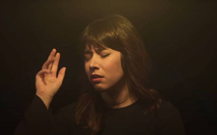 Frame del videoclip de 'La Escalera'