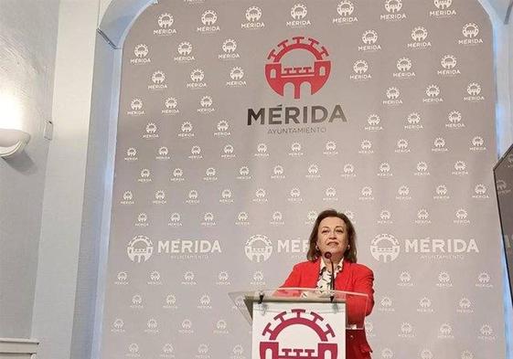 La delegada de Servicios Sociales, Catalina Alarcón, en rueda de prensa este lunes en el Ayuntamiento de Mérida