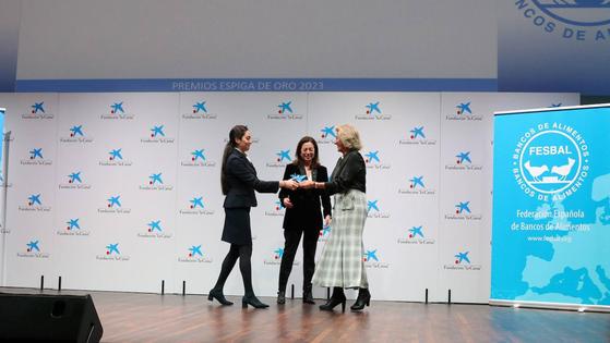 La Federación Española de Bancos de Alimentos premia a Caja Rural de Extremadura por su «destacada aportación y generoso apoyo»