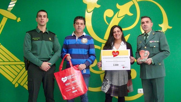La Guardia Civil dona 3.000 euros a la Asociación para la Donación de Médula Ósea de Cáceres