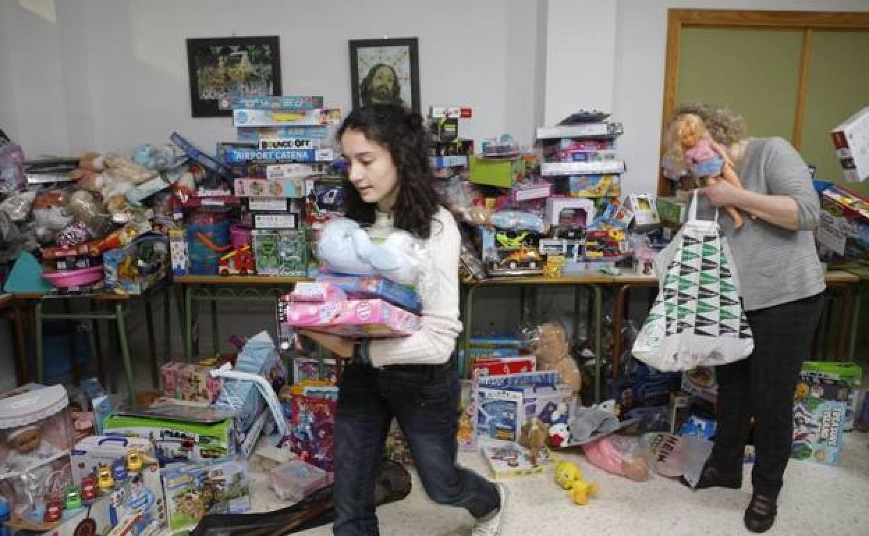 Voluntarios de Pastoral Penitenciaria trabajan en la clasificación de los juguetes y el material 