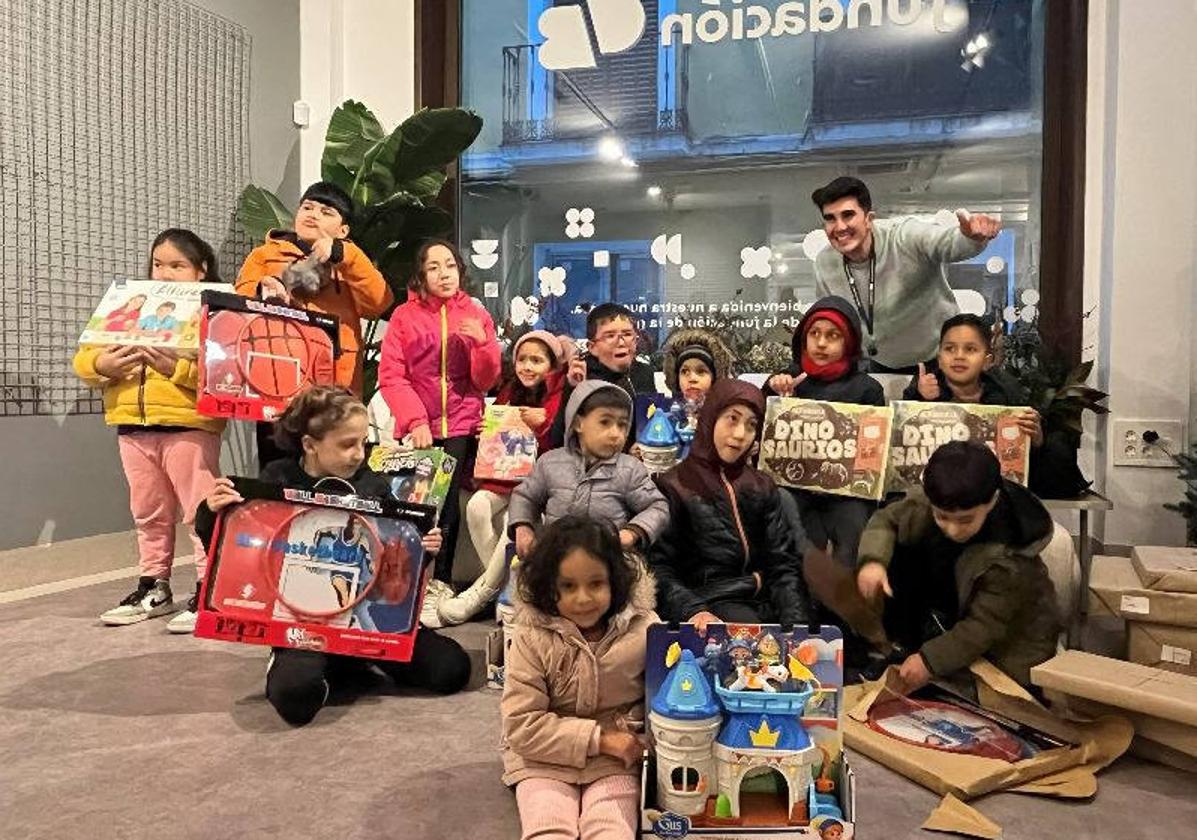 Los pequeños reciben sus regalos.