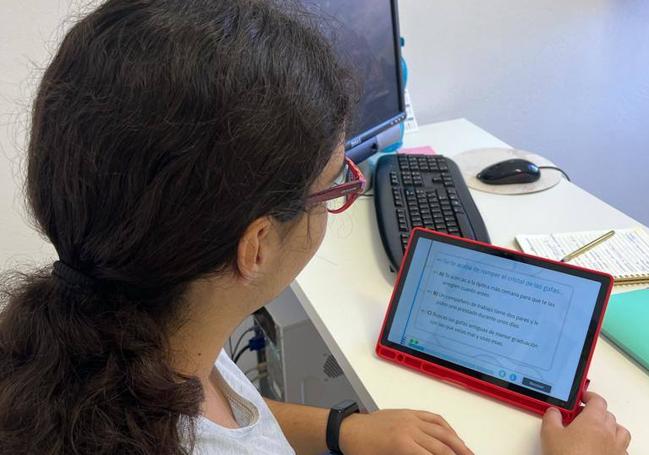 Una usuaria realiza terapia en la tablet nueva