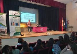 La organización en una de sus charlas informativas sobre el programa.