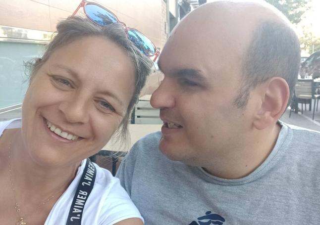 Mari, voluntaria, junto a Paco.