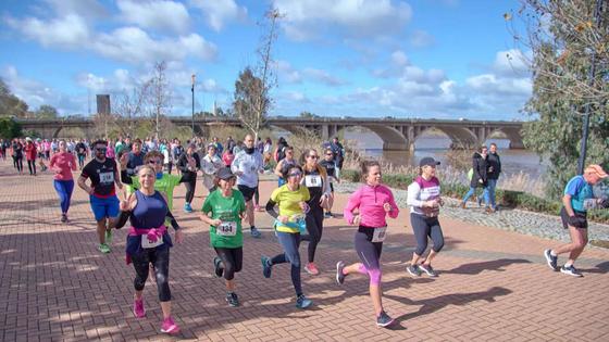300 personas corren por la igualdad en el regreso a Badajoz de la Carrera de la Mujer