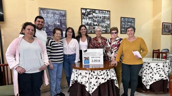 La Asociación de Mujeres de Coria entrega un cheque de 2.000 euros a la Asociación de Familiares y Enfermos de Alzhéimer