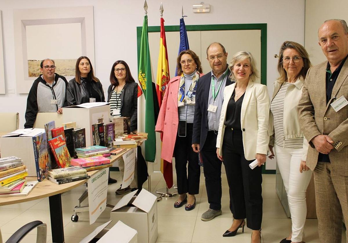 La Campaña del Libro Solidario entrega 354 ejemplares a la prisión de Badajoz y a la sala de lectura de Deleitosa