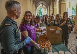 El desayuno solidario de la Guardia Civil a favor de AOEX reúne en Badajoz a medio millar de personas