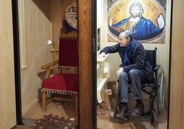 El investigador de la UEx Juan Saumell Lladó en el interior de la cabina