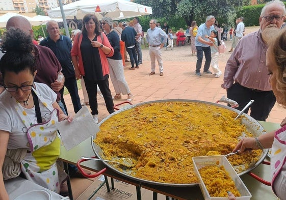 Nadie quiso perderse la paella solidaria.