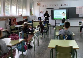 El curso pasado durante una de las intervenciones en un centro escolar de Badajoz con los alumnos.
