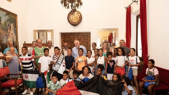 El presidente de la Diputación de Cáceres recibe a los niños saharauis que han participado en el programa 'Vacaciones en Paz'